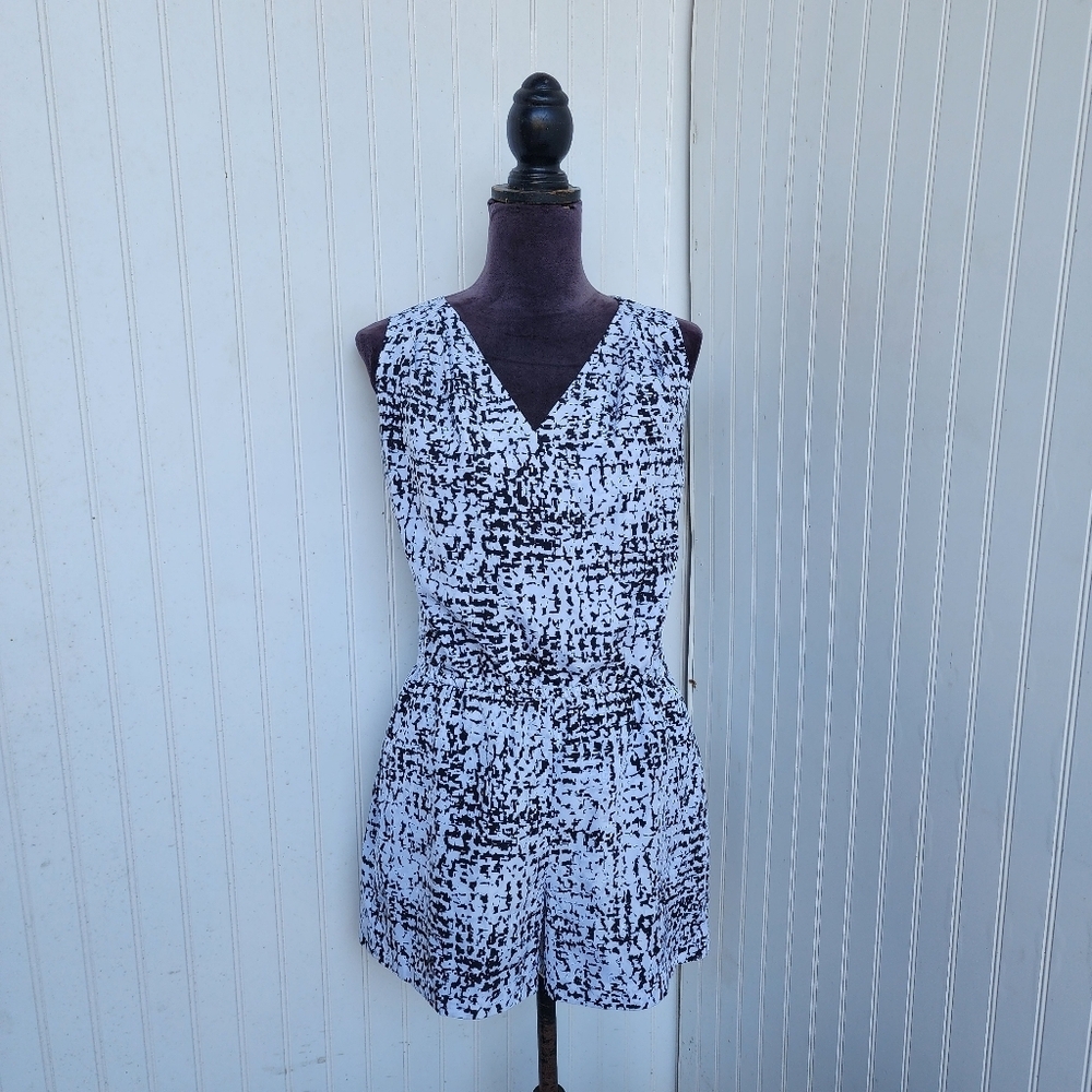 WHBM White House Black Market Romper Sleeveless Pockets V-Neck Sz 6